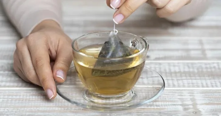 Paket çay içənlər diqqət: Milyardlarla zərrəcik buraxır
