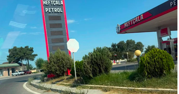 Neftçalada solmuş “STOP” nişanı sürücülər üçün problem yaradır FOTO