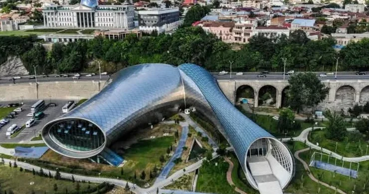 ​Saakaşvili dövrünün simvolu sökülür Tbilisinin ən məşhur yeni tikilsi idi + FOTO