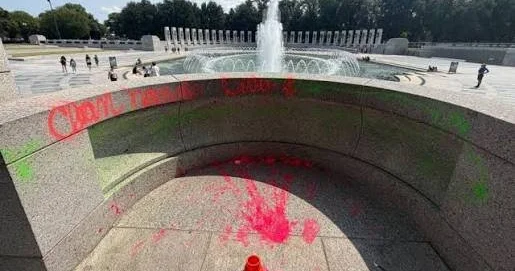 İkinci Dünya Müharibəsi memorialını təhqir edən qadın saxlanıldı Onu 10 il həbs gözləyir