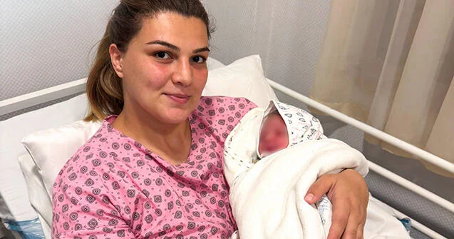 Təcili tibbi yardım maşınında ana oldu (Foto)