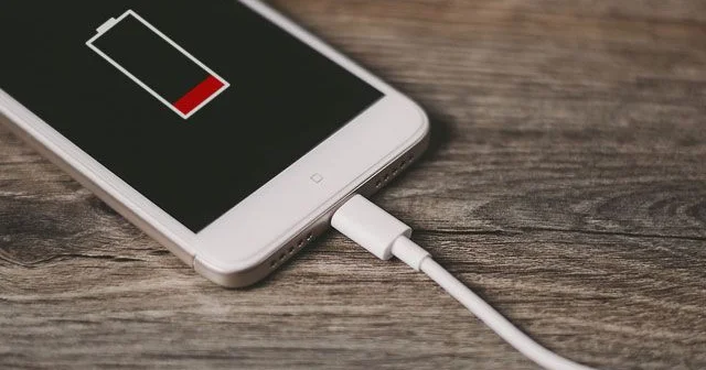 Telefonun batareyası niyə məhz 20% ə düşəndə bildiriş gəlir?
