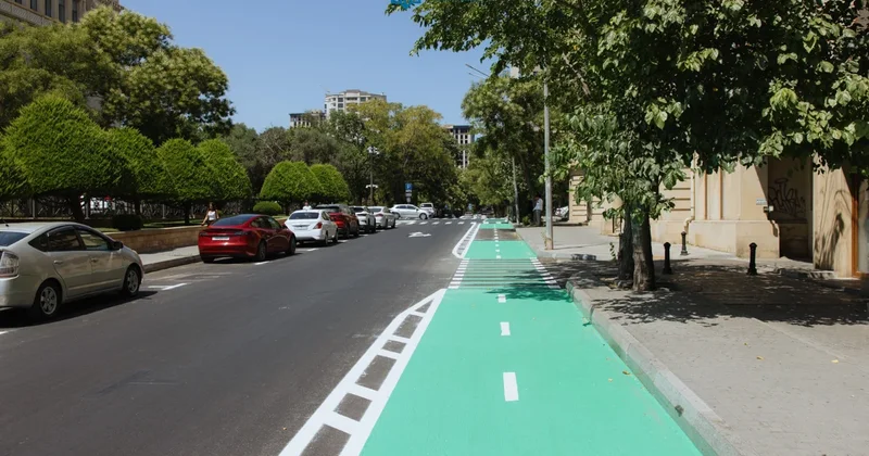 Bakıda daha bir küçədə mikromobillik zolağı təşkil edilib FOTOLAR