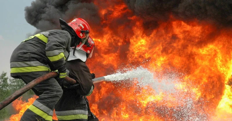 Meyvəli Ticarət Mərkəzində güclü yanğın
