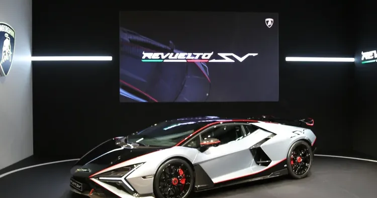 “Lamborghini”nin flaqman “Revuelto” modeli SV versiyası ilə daha da güclənir (FOTO)