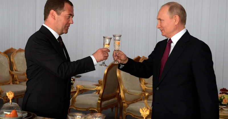 Путин наградил Медведева высокой государственной наградой Minval Politika