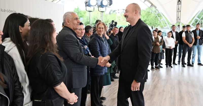 Prezident İlham Əliyev Qırmızı Bazar, Hadrut qəsəbələrinin və Sos kəndinin sakinləri ilə görüşüb