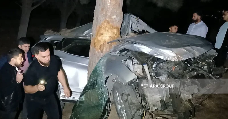 Şəmkirdə minik avtomobili ağaca çırpılıb, 2 nəfər ölüb YENİLƏNİB 2 FOTO
