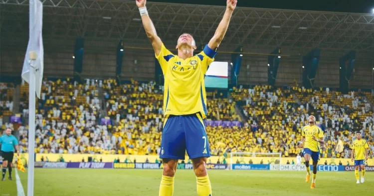 Ronaldoya qızıl buts təqdim olundu FOTO