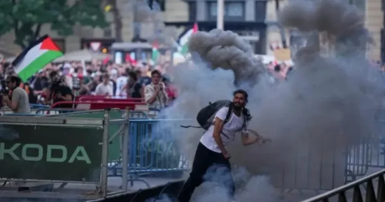 İspaniya polisi Vuelta da etirazçılara qarşı güc tətbiq edib