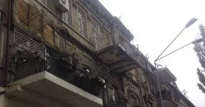 Gəncədə yataqxananın eyvanı uçdu