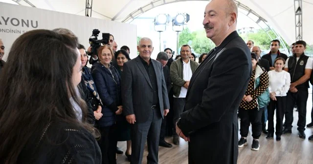 Gənc qızlar, görünür ki, buranı heç vaxt görməyiblər, yenə də qayıdıblar Prezident
