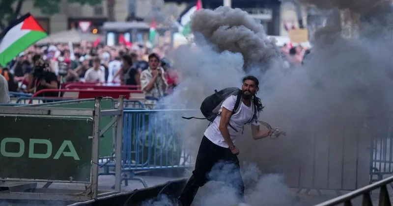 Полиция Испании применила силу против протестующих на Вуэльте