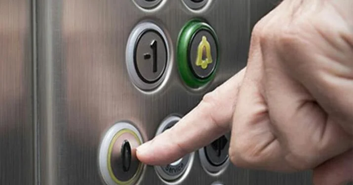 Liftdə köməksiz qalan şəxslər xilas edildi