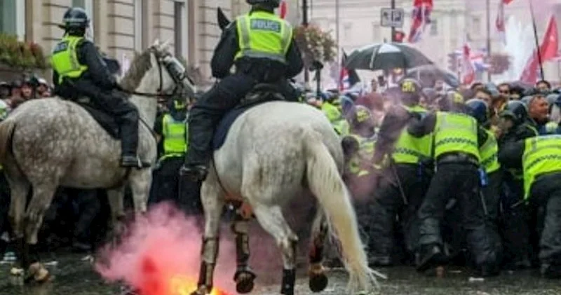 Londonun mərkəzində kütləvi etiraz 26 polis yaralanıb