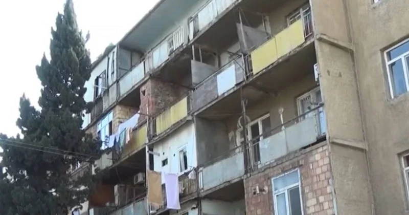 Gəncədə yataqxanada eyvan uçub sakinlər narahatdır (VİDEO)
