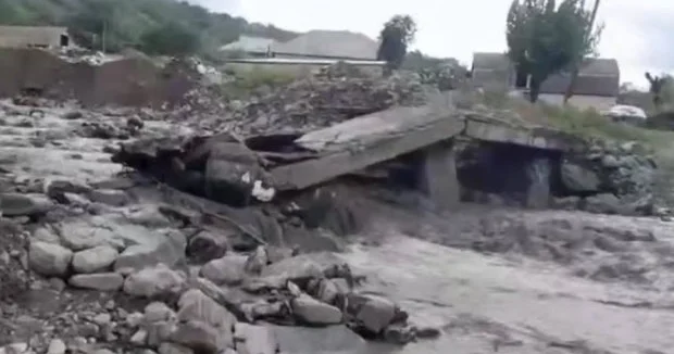 Balakəndə sel körpünü DAĞITDI