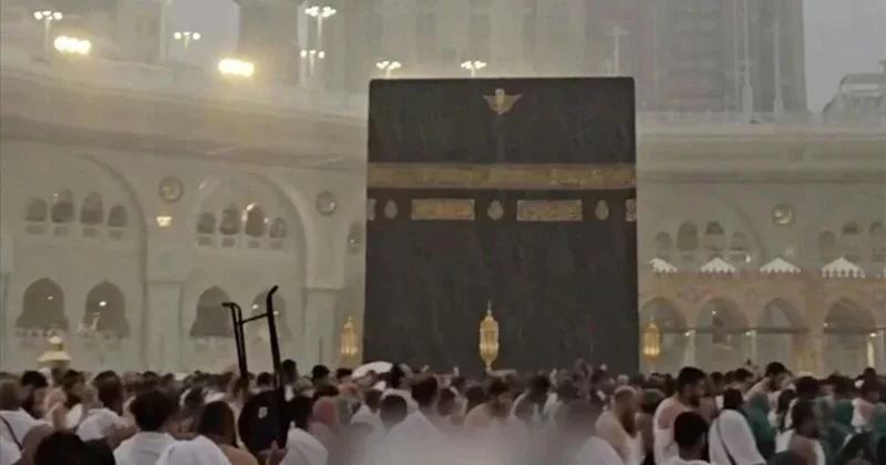 Zəvvarlar Kəbədə yağış altında namaz qıldılar VİDEO