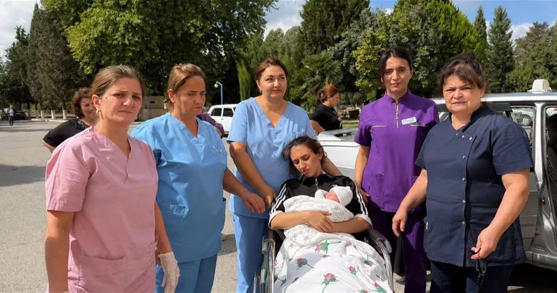 Женщина родила во дворе больницы в Барде ФОТО