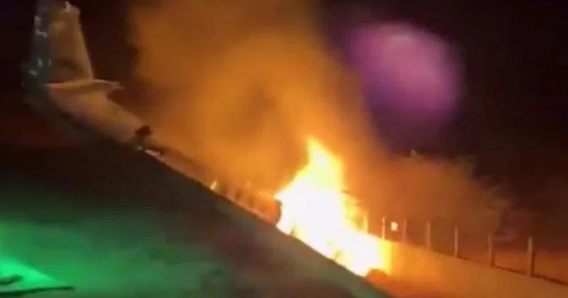 Самолет с известным певцом на борту загорелся после жесткой посадки ВИДЕО