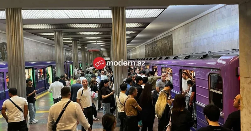 Metroda hərəkət dayandı: Yüzlərlə sərnişin qatarlarda qaldı FOTOLAR