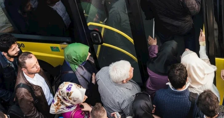 Пассажиры в Баку жалуются на долгое ожидание автобусов у метро 28 Мая