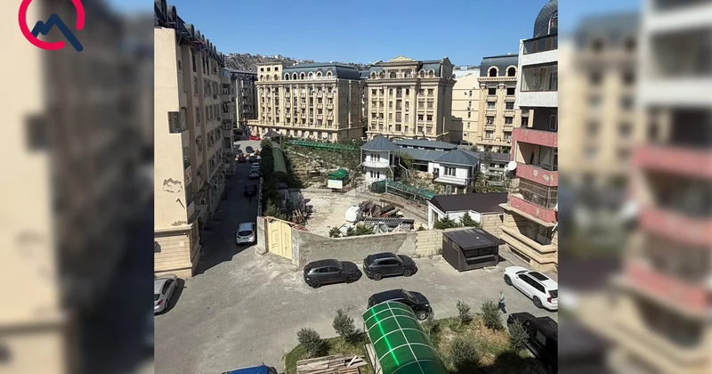 “Bəy Mamed” yaşayış kompleksinin həyətini hasarlayıb özünə villa tikdirir” Fotolar