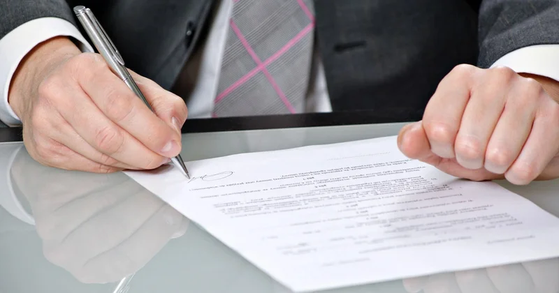Keçmiş bank sahibinin oğlu 1 milyon manat borc alır