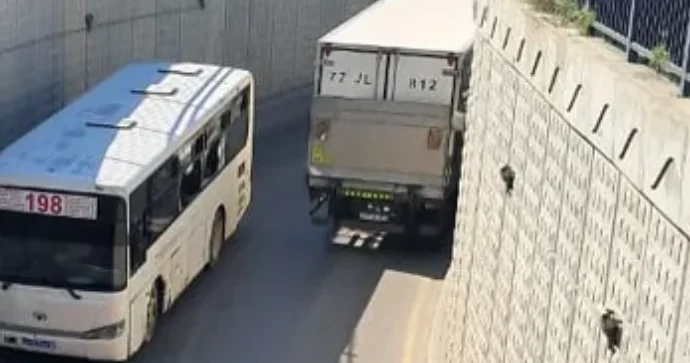 Zabratda sərnişin avtobusu yük maşını ilə toqquşub FOTOLAR