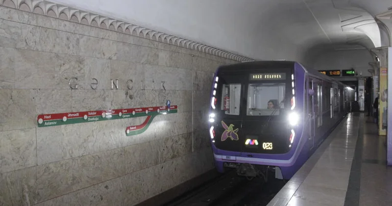 Metroda qatarlar 15 dəqiqədir hərəkətsiz qalıb