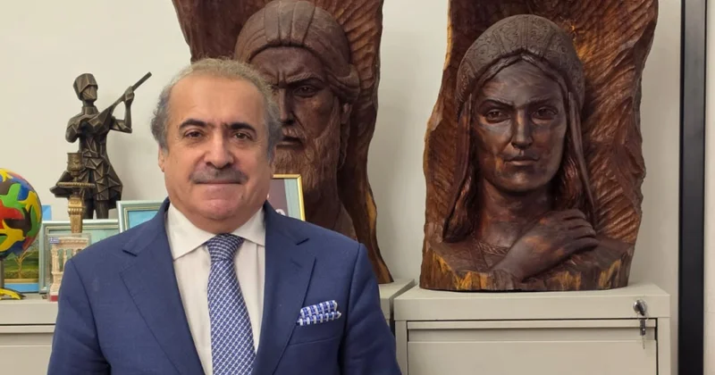 Ədəbiyyat Muzeyinə Məhsəti Gəncəvinin tut ağacından yonulmuş heykəli hədiyyə edilib