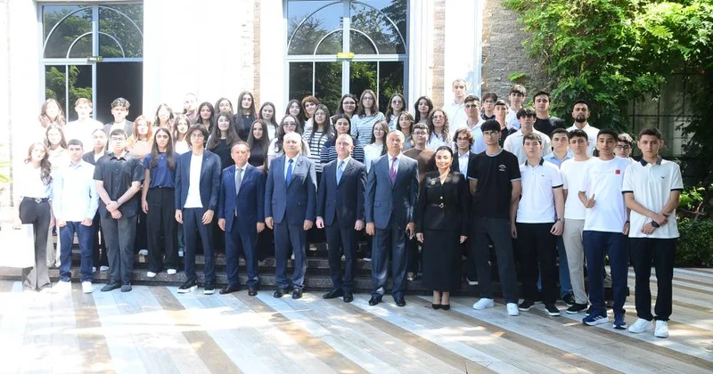 Nərimanov rayonunda yüksək bal toplayan məzunlarla görüş keçirilib