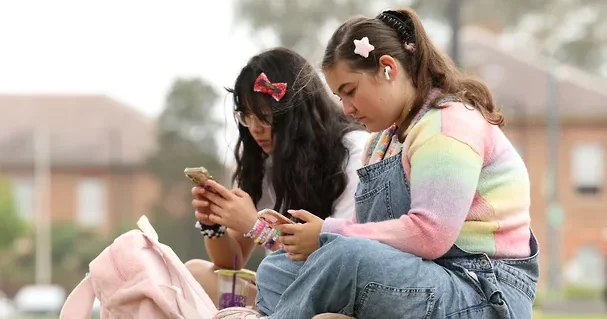 Politico: Avropa Komissiyası bütün Aİ üzrə sosial şəbəkələrdə yaş məhdudiyyəti tətbiq etmək qərarına gəlib