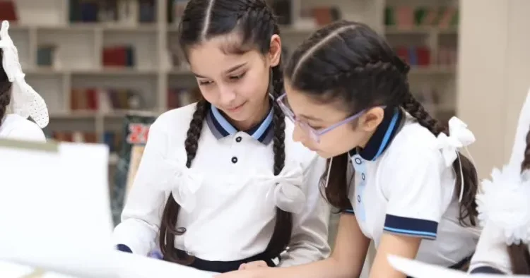 Qızlar məktəbə sırğa taxa bilər? AÇIQLAMA