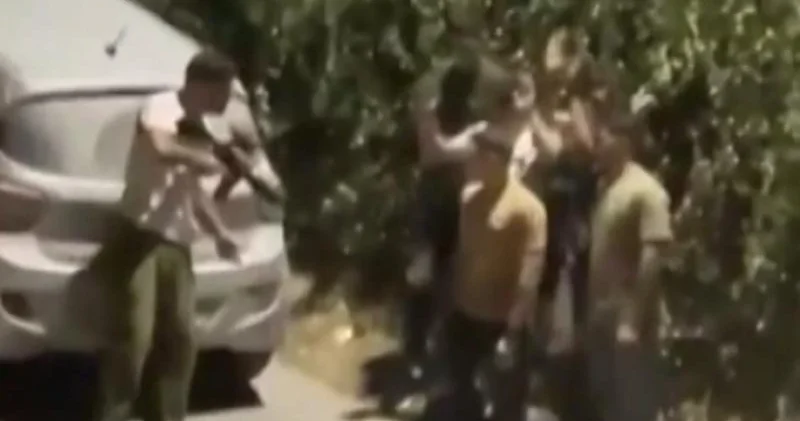 Qərbi Şəriədə dəhşətli anlar: Silahlı israilli uşaqları belə saxladı