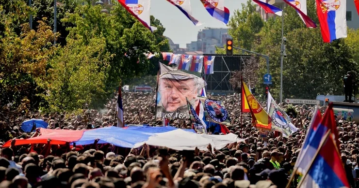 BOSNİYA QƏSSABI nın TƏMTƏRAQLI DƏFNİ Müsəlmanlara qarşı qətliam törədəni kimlər “qəhrəman” elan edir? + FO…