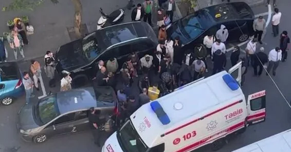 Машина сбила пешехода перед ТЦ в Баку ВИДЕО
