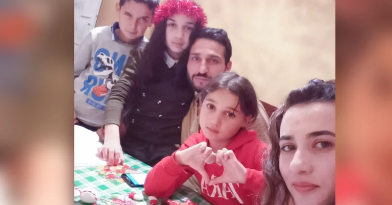 Üç uşaq anası 31 yaşında attestat aldı Qızı ilə sinif yoldaşı olub