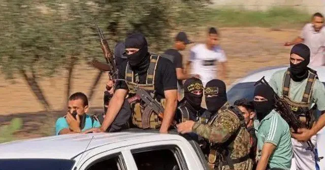 DƏHŞƏTLİ GÖRÜNTÜLƏR: Qəzzaya qayıdan HƏMAS döyüşçüləri digər klanların üzvlərini güllələdi VİDEO