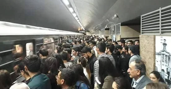 Metroda gediş kartları işləmir, stansiyalarda izdiham yaranıb