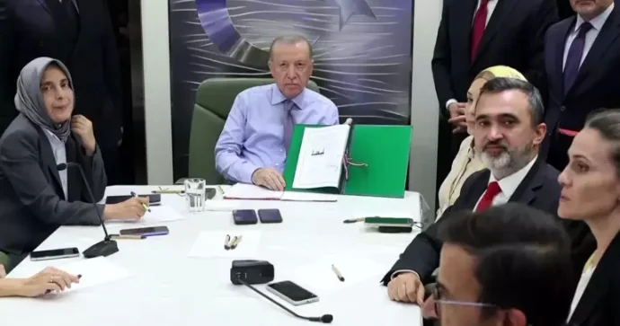 Tramp mənə dedi, nə lazım olsa telefonla əlaqə saxlayaq