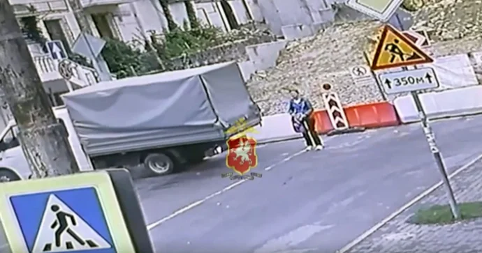 Diqqətsiz sürücü Qazel lə 60 yaşlı qadını vurub üstündən keçdi VİDEO