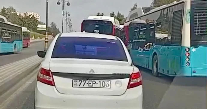 Bu küçədə avtobuslar hərəkəti çətinləşdirir Sürücülər ŞİKAYƏTÇİDİR VİDEO