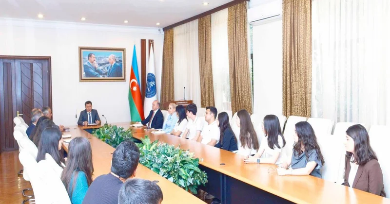 ATU rektoru Prezident təqaüdçüləri ilə görüşüb