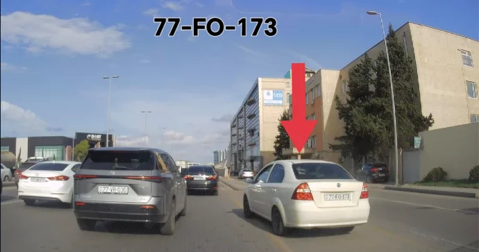 Təhlükəsizlik adacığının üzərindən keçən sürücü təhlükə yaratdı VİDEO