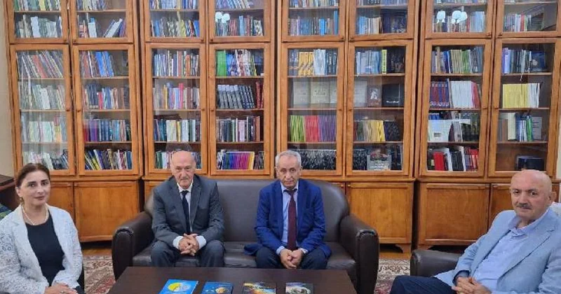 Energetik alim Tahir Cəfərov kitablarını Prezident Kitabxanasına hədiyyə edib
