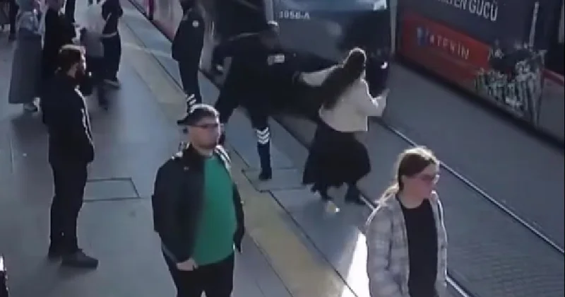 Gənc qız tramvayın altına düşməkdən son anda xilas oldu ANBAAN VİDEO