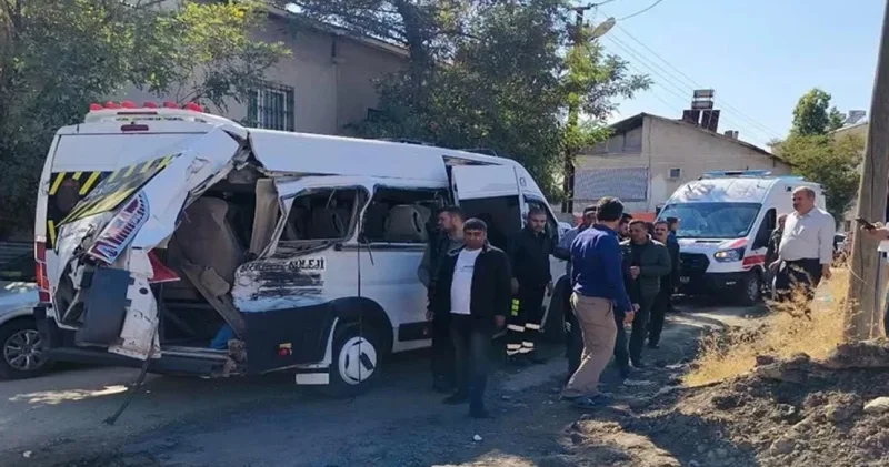 Sərnişin qatarı məktəb avtobusuna çırpılıb