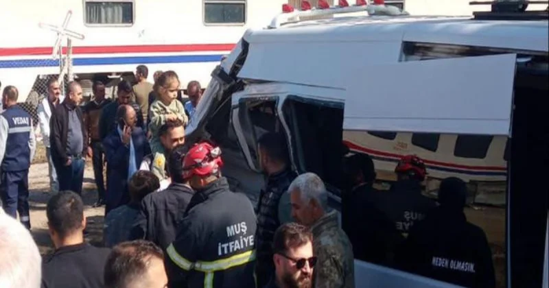 Türkiyədə mikroavtobus qatarla toqquşub, 17 şagird yaralanıb