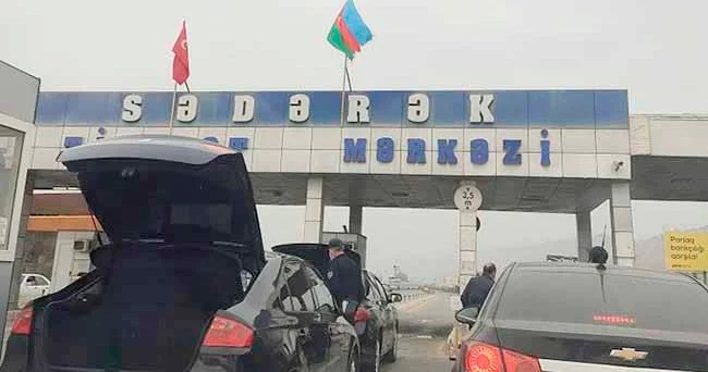 İcazə almadan ticarət mərkəzi daxilində olan reklam lövhələrini söküblər, Polis İdarəsində araşdırma gedir